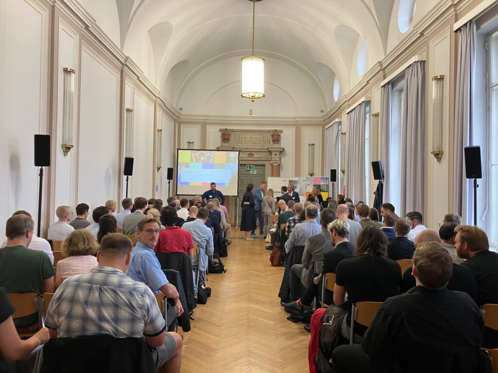 Vortragssaal mit Zuhörenden und Vortragenden